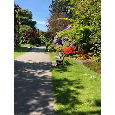 Perfectly Located 4 Storey Townhouse With 2 Parking Spaces In Central Harrogate Luaran gambar