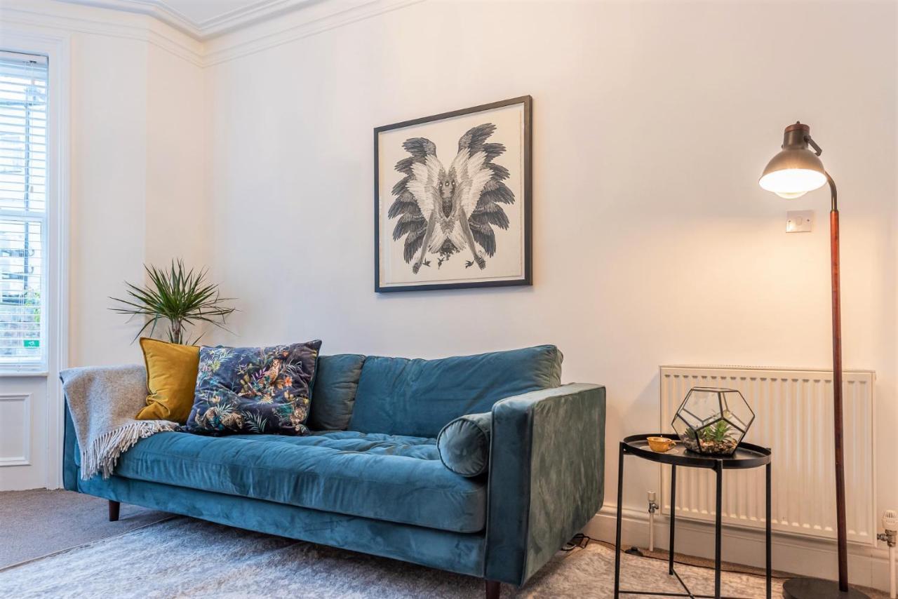 Perfectly Located 4 Storey Townhouse With 2 Parking Spaces In Central Harrogate Luaran gambar