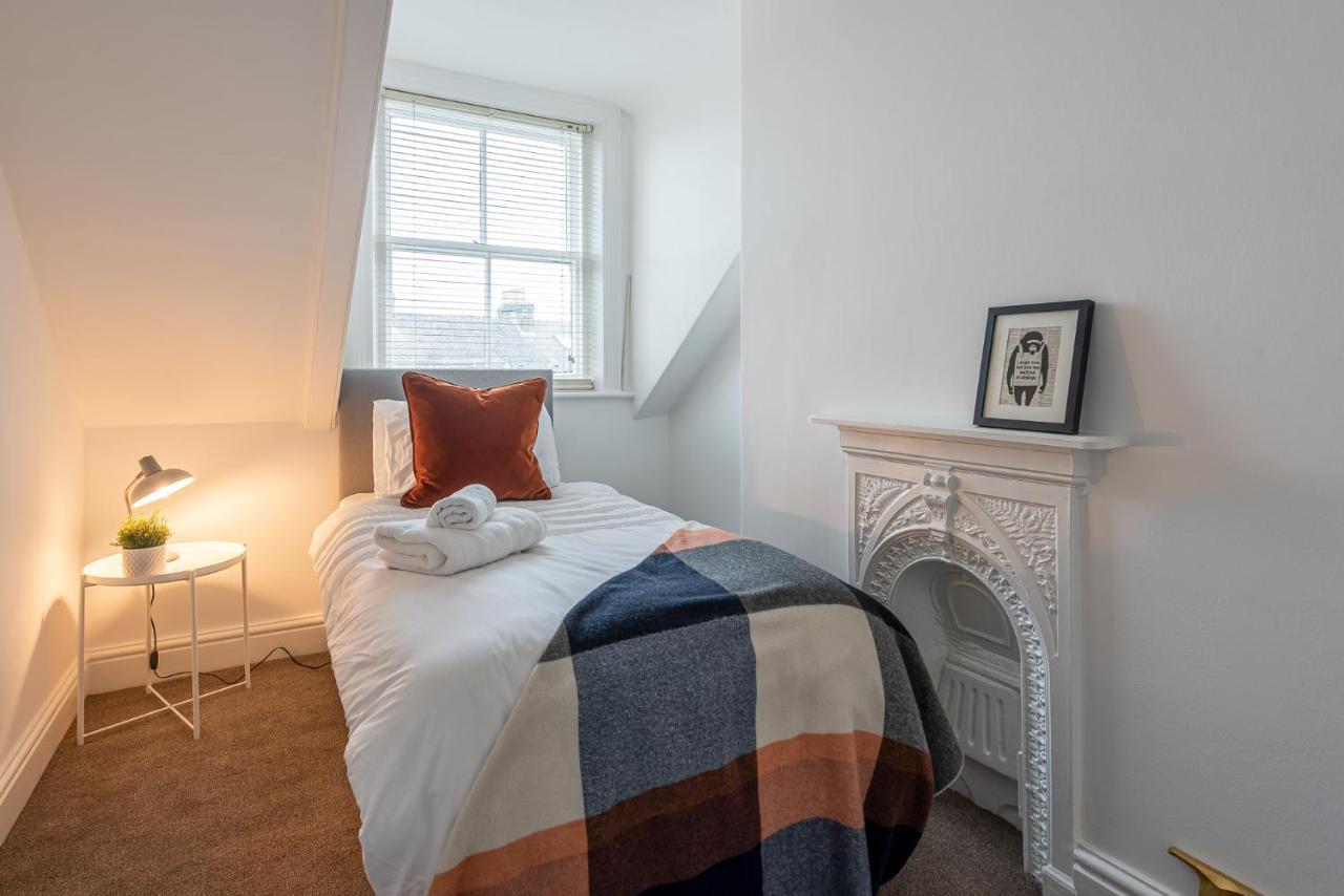 Perfectly Located 4 Storey Townhouse With 2 Parking Spaces In Central Harrogate Luaran gambar