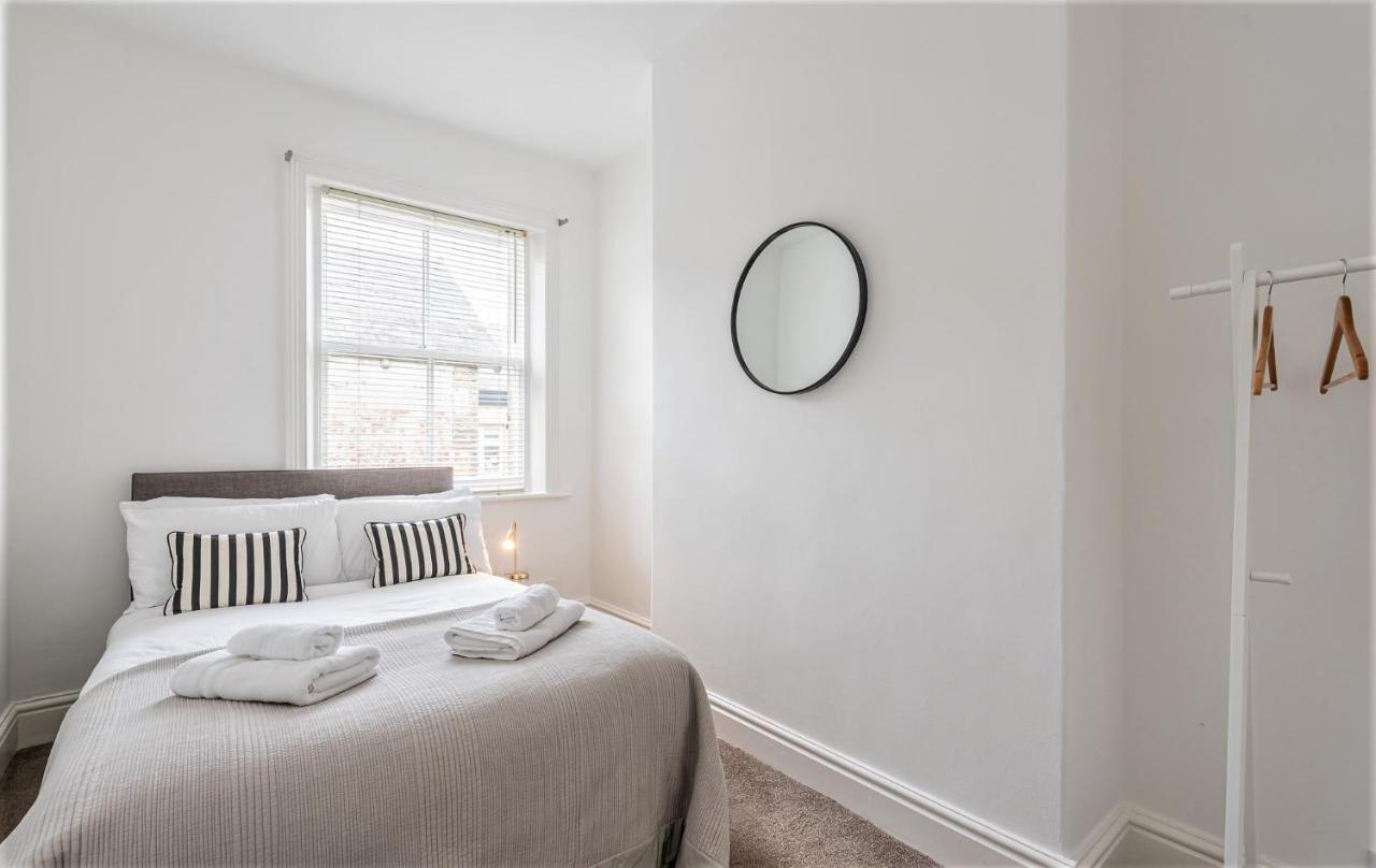 Perfectly Located 4 Storey Townhouse With 2 Parking Spaces In Central Harrogate Luaran gambar