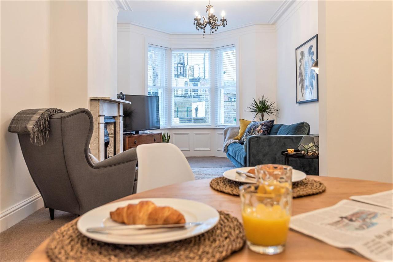 Perfectly Located 4 Storey Townhouse With 2 Parking Spaces In Central Harrogate Luaran gambar