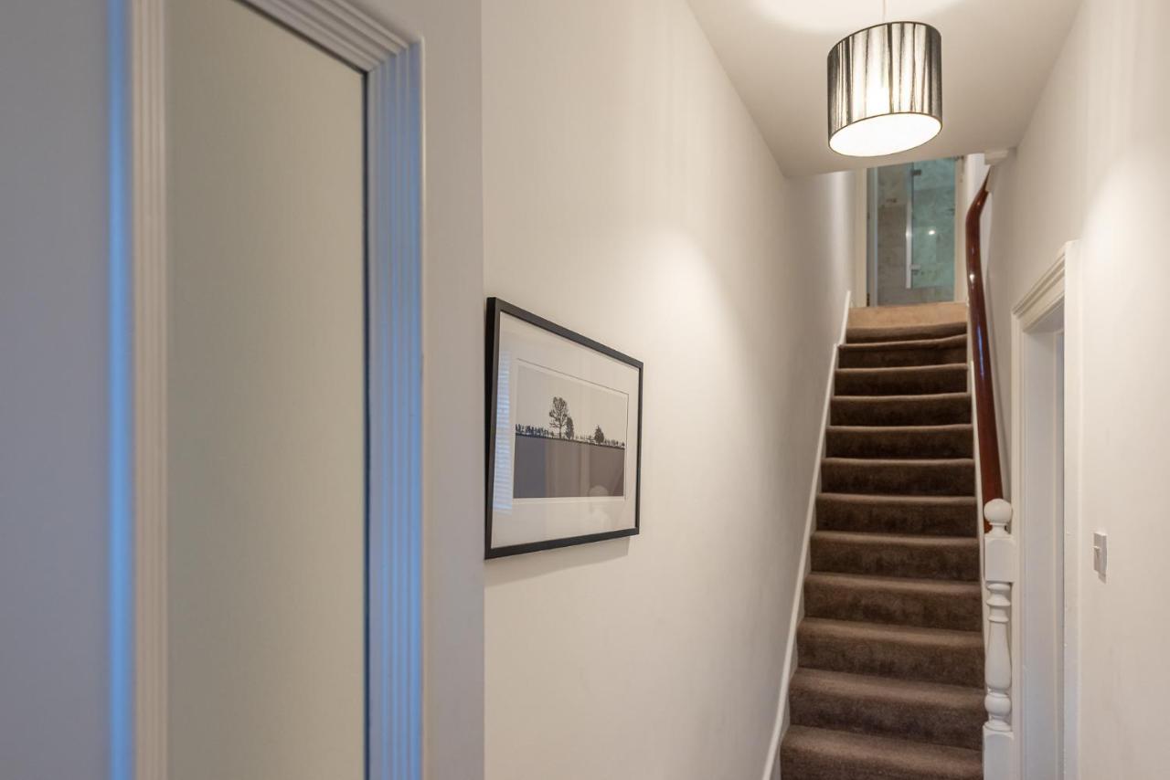 Perfectly Located 4 Storey Townhouse With 2 Parking Spaces In Central Harrogate Luaran gambar
