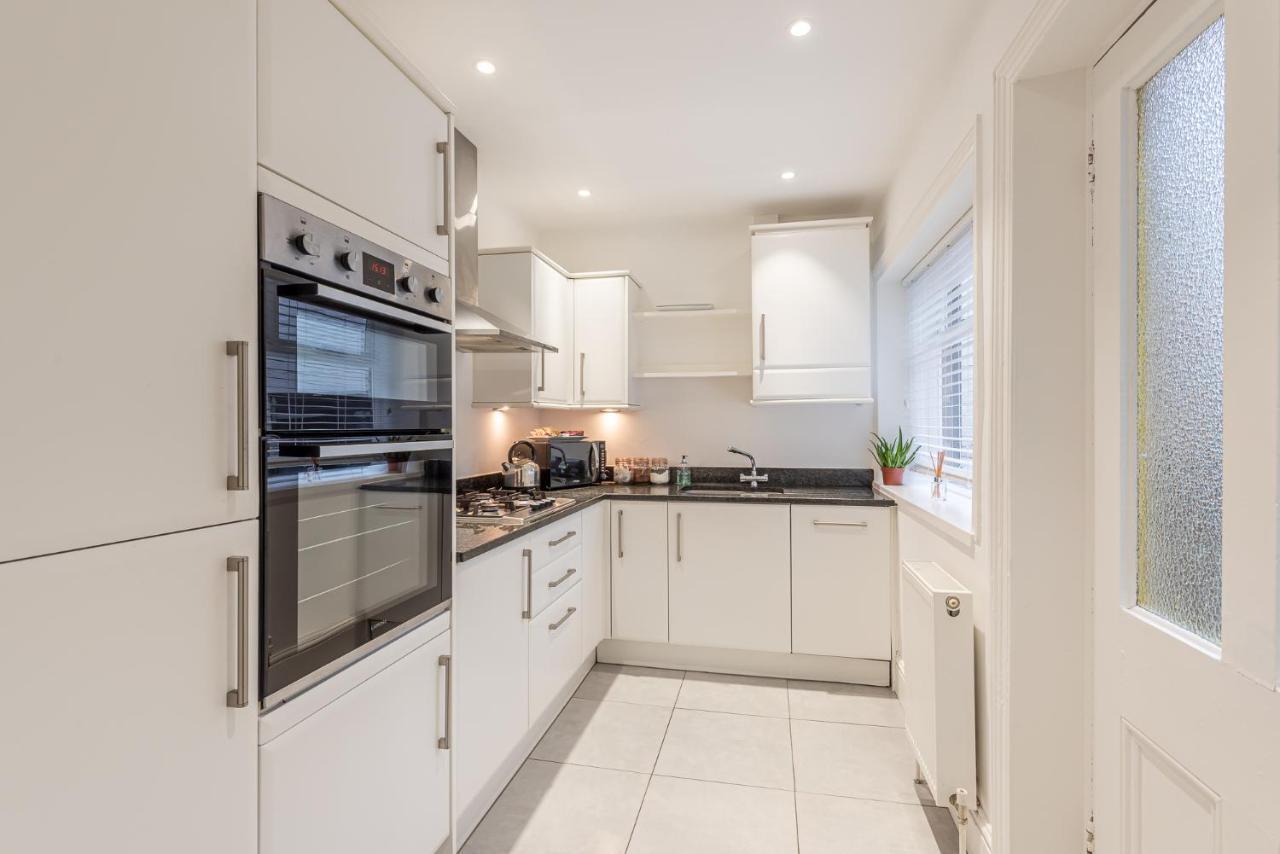 Perfectly Located 4 Storey Townhouse With 2 Parking Spaces In Central Harrogate Luaran gambar