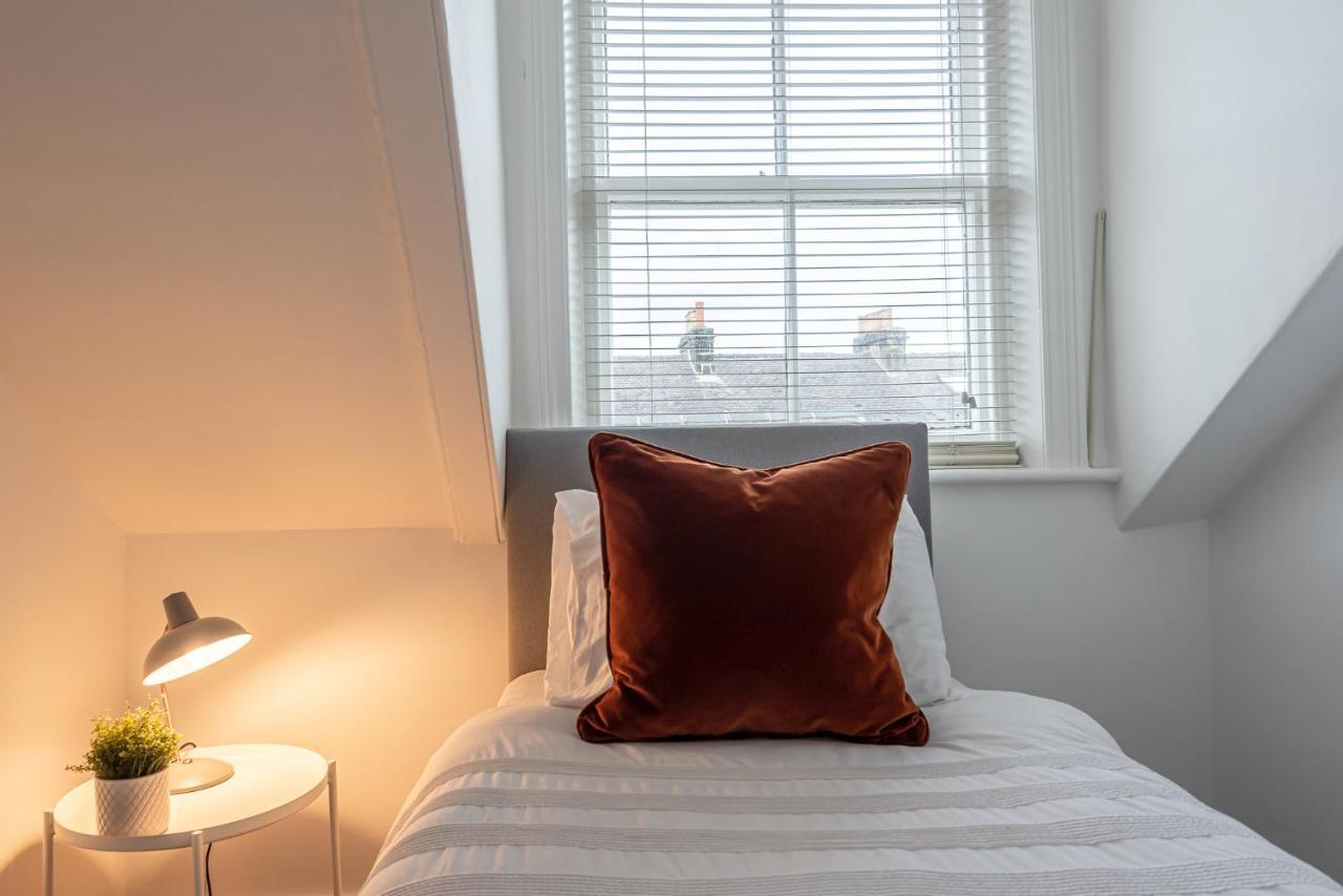 Perfectly Located 4 Storey Townhouse With 2 Parking Spaces In Central Harrogate Luaran gambar