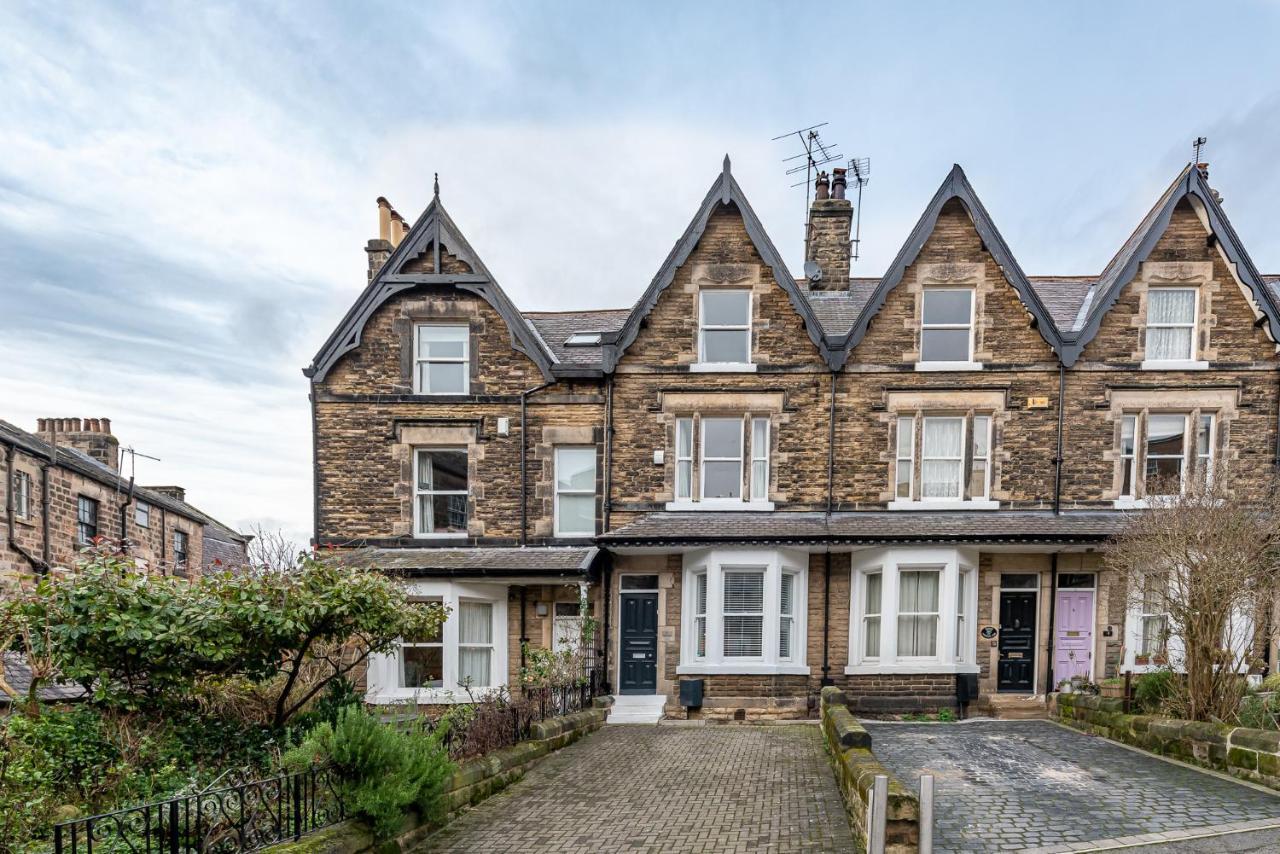 Perfectly Located 4 Storey Townhouse With 2 Parking Spaces In Central Harrogate Luaran gambar