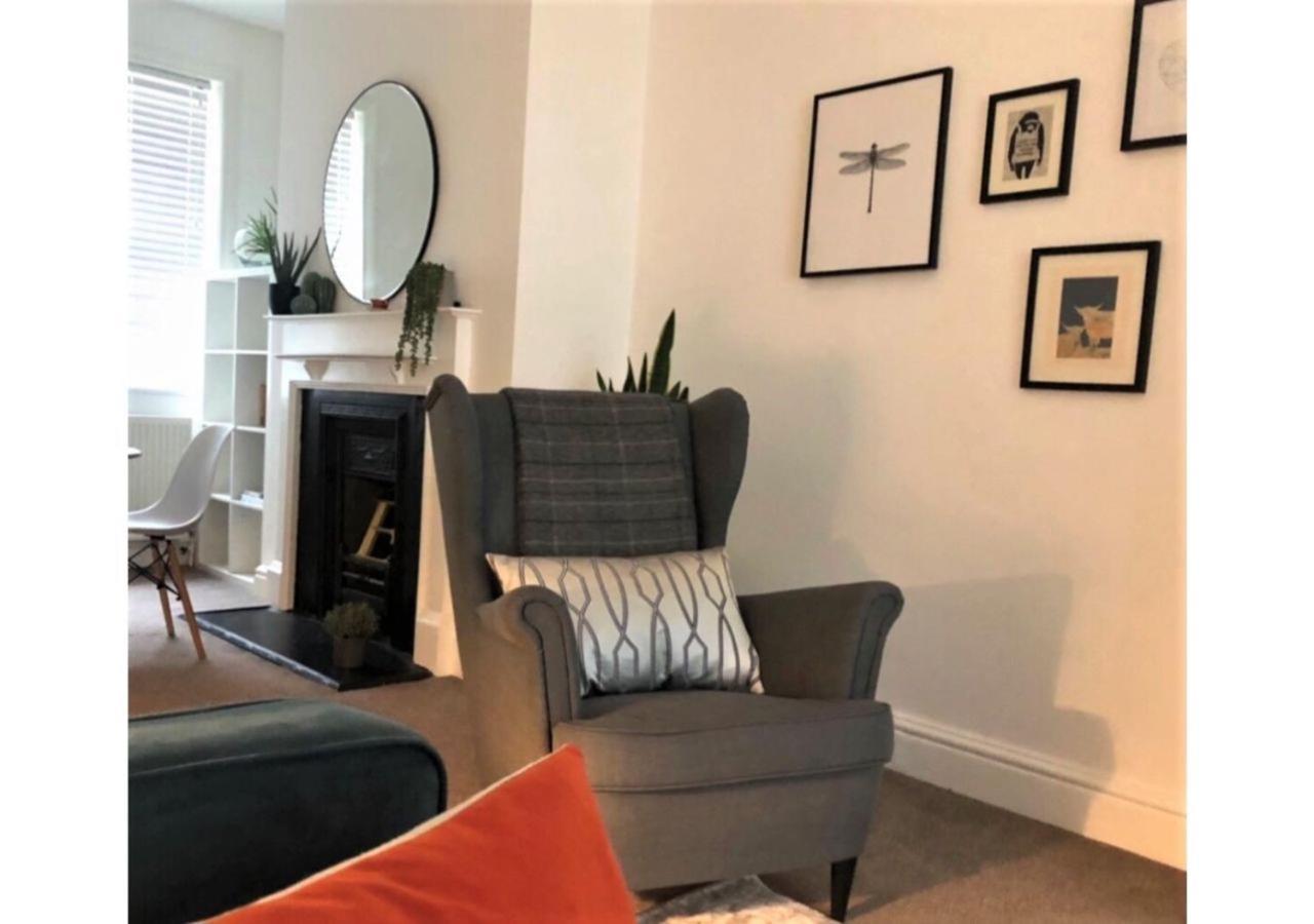 Perfectly Located 4 Storey Townhouse With 2 Parking Spaces In Central Harrogate Luaran gambar
