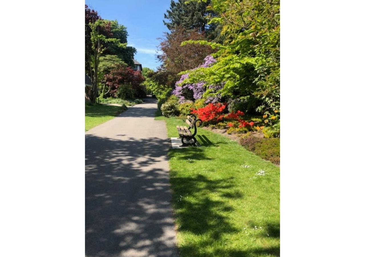 Perfectly Located 4 Storey Townhouse With 2 Parking Spaces In Central Harrogate Luaran gambar