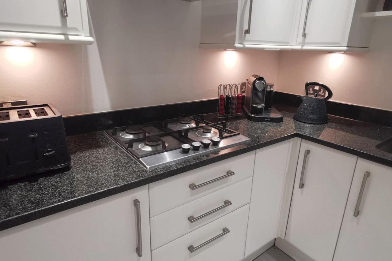 Perfectly Located 4 Storey Townhouse With 2 Parking Spaces In Central Harrogate Luaran gambar