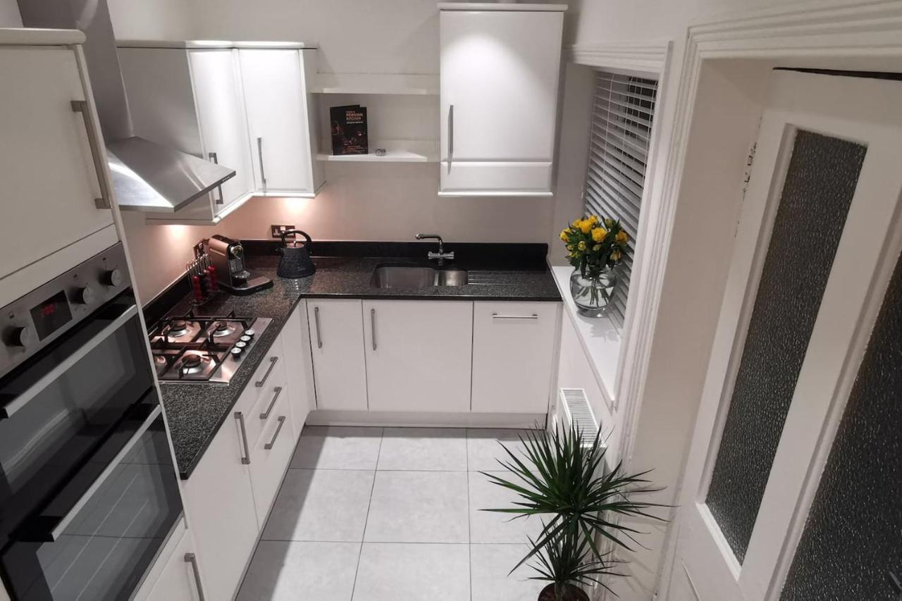 Perfectly Located 4 Storey Townhouse With 2 Parking Spaces In Central Harrogate Luaran gambar