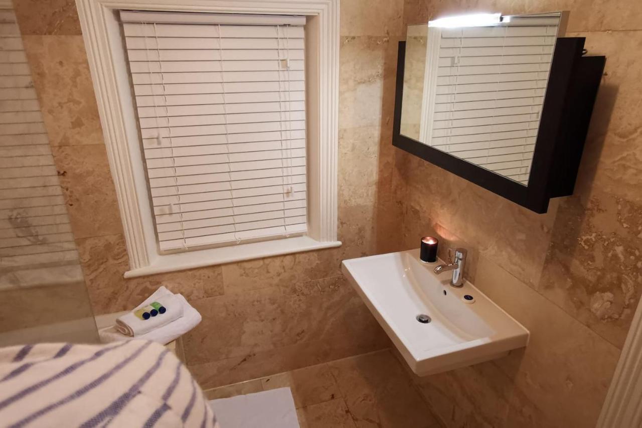 Perfectly Located 4 Storey Townhouse With 2 Parking Spaces In Central Harrogate Luaran gambar
