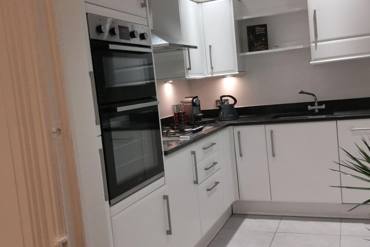 Perfectly Located 4 Storey Townhouse With 2 Parking Spaces In Central Harrogate Luaran gambar